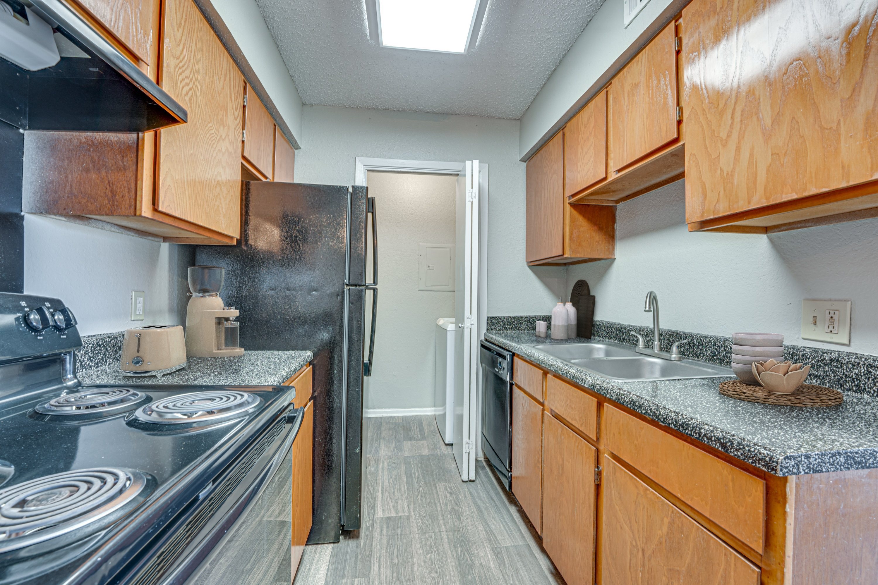 Apartment Kitchen at Bardin Oaks Apartments, Arlington, TX, 76018